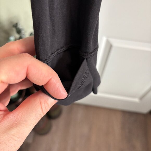 Pre-worn MINT Lululemon Women's Size 10 Black Jacket with Gold Zipper - Picture 8 of 11